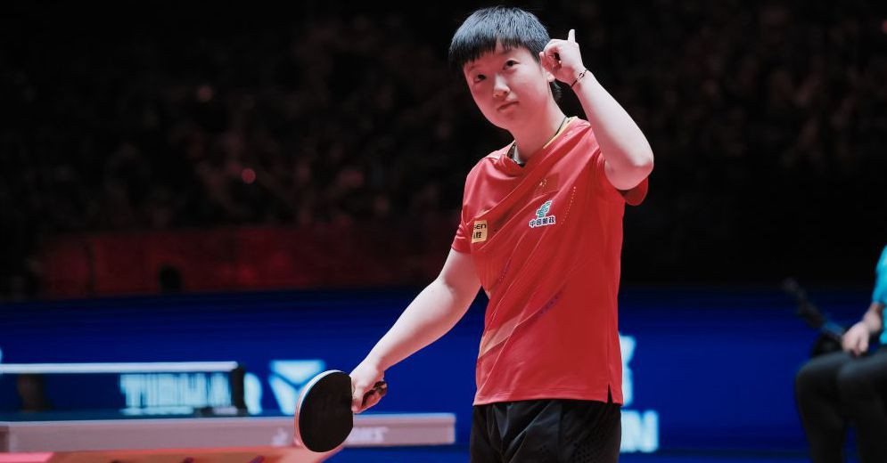 惊险一幕，马竞女足球员梅迪纳头部被膝盖撞到后失去意识